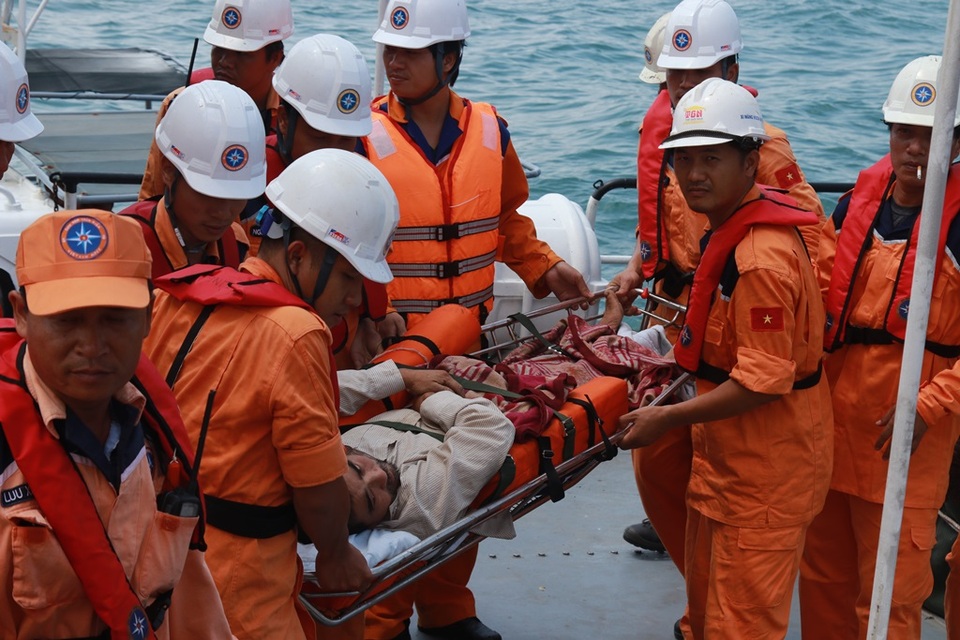 Cứu ngư dân Quảng Nam bị liệt nửa người ở ngoài khơi Trường Sa - 1 Vietnam MRCC đưa ngư dân Hùng về Nha Trang an toàn