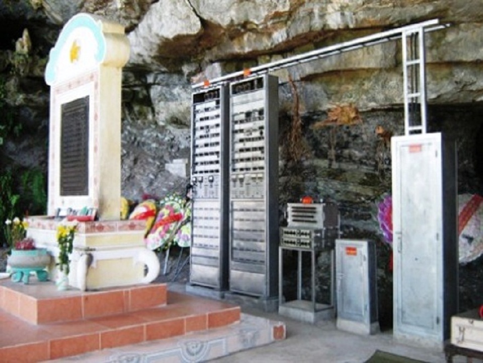 Bia tưởng niệm sự hy sinh anh dũng của 13 cán bộ, chiến sỹ Trạm cơ vụ A69 vào ngày 2/7/1972 tại Di tích lịch sử Hang Lèn Hà