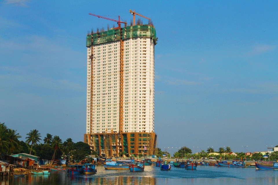 Vụ cao ốc 43 tầng “xé rào” : Xem xét trách nhiệm cán bộ chậm xử lý sai phạm - 1 Dự án Mường Thanh Khánh Hòa (phía Nam Cầu Trần Phú, TP Nha Trang) xây “vượt rào” quy hoạch của Chính phủ 43 tầng