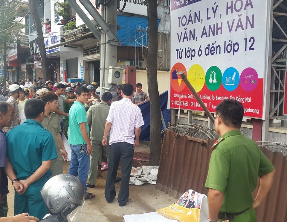 Phát hiện người đàn ông gục chết bên đường ngay trung tâm thành phố - 1 Lực lượng chức năng tiến hành khám nghiệm hiện trường