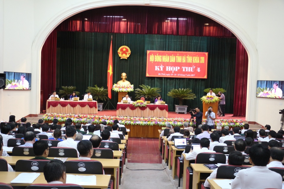 Sự cố môi trường và mất mùa ảnh hưởng trầm trọng đến kinh tế Hà Tĩnh - 1 Sáng nay (13/7), HĐND tỉnh Hà Tĩnh khóa XVII tiến hành khai mạc trọng thể Kỳ họp thứ 4