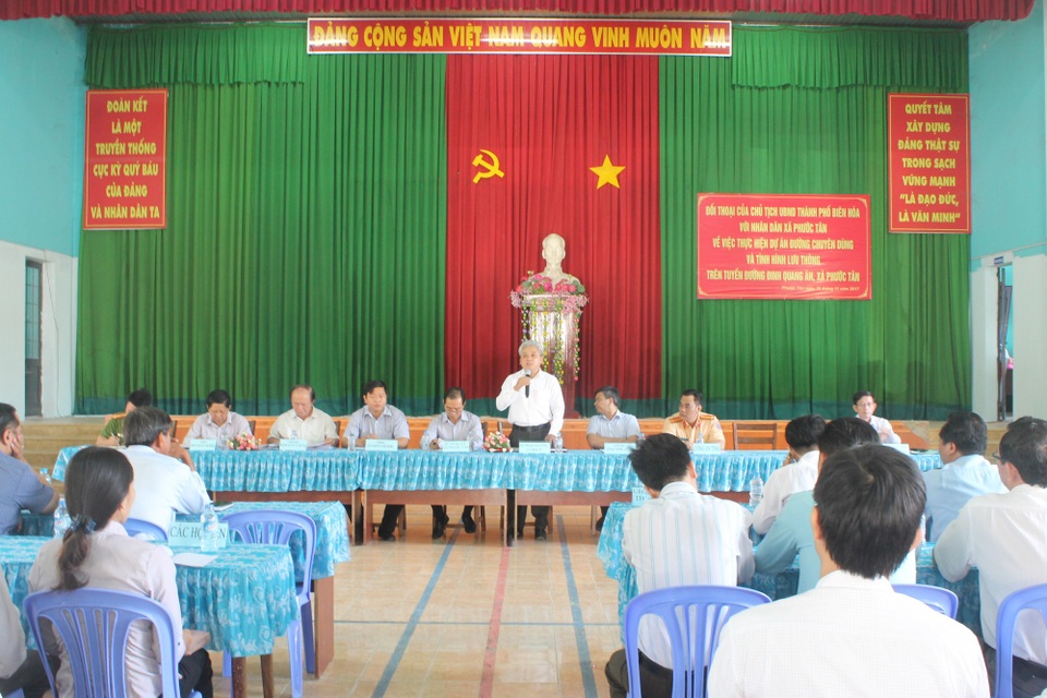 Chủ tịch TP Biên Hòa “xin” cho xe ben dùng đường dân sinh thêm 1 năm - 1 Chủ tịch UBND TP Biên Hòa Phạm Anh Dũng phát biểu tại buổi đối thoại.
