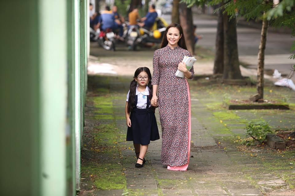 Xúc động với bộ ảnh “Ngày đầu tiên đi học” - 1 Xúc động với bộ ảnh “Ngày đầu tiên đi học” - 1