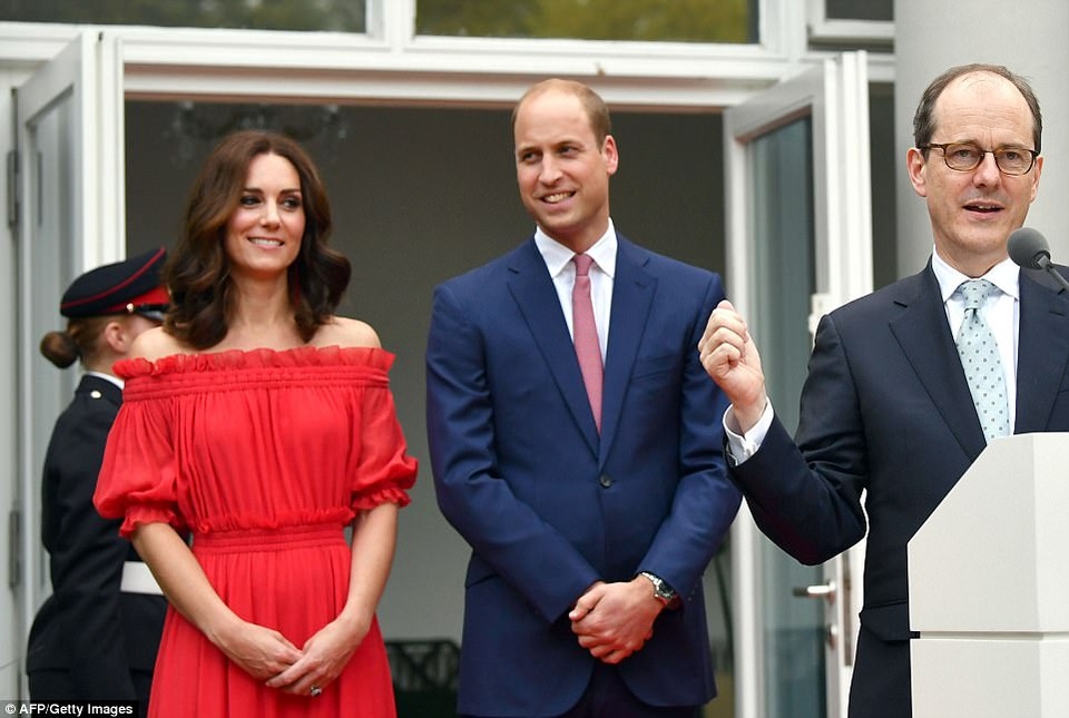 Công nương Kate và Hoàng tử William ngày 19/7 đã tới dự bữa tiệc mừng sinh nhật lần thứ 91 của Nữ hoàng Anh, được tổ chức tại tư dinh của Đại sứ Anh ở thủ đô Berlin, Đức. Trong ảnh: Đại sứ Anh tại Đức Sebastian Wood phát biểu trước khi bắt đầu bữa tiệc và giới thiệu sự có mặt của hai khách mời đặc biệt của Hoàng gia Anh là Hoàng tử William và Công nương Kate. (Ảnh: AFP)