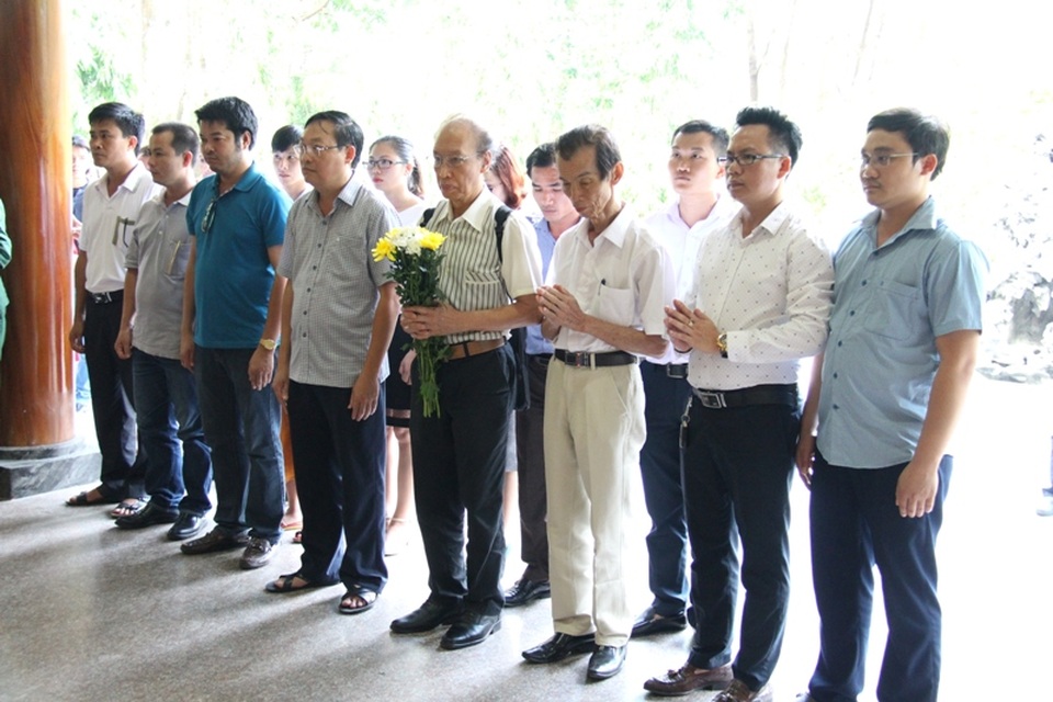 Báo Dân trí tưởng nhớ hương hồn các anh hùng liệt sỹ Ngã ba Đồng Lộc - 2
Tổng Biên tập Phạm Huy Hoàn cùng các cán bộ, phóng viên báo Dân trí thuộc Văn phòng Bắc miền Trung đặt vòng hoa, dâng hương tưởng nhớ hương hồn các anh hùng liệt sỹ tại Khu di tích Ngã ba Đồng Lộc