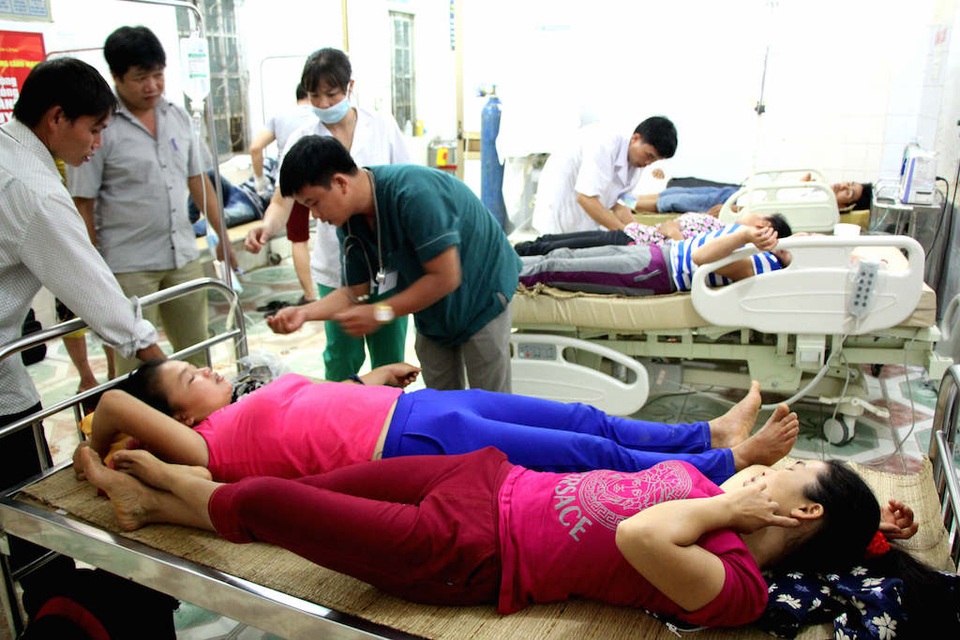10 người nhập viện sau ăn... nấm giữa rừng sâu - 2 Các nạn nhân đang được y, bác sĩ cấp cứu.