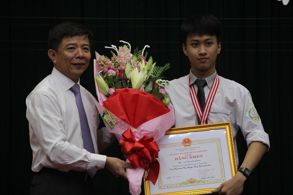 Quảng Bình: “Chàng trai vàng” Vật lý Quốc tế được Chủ tịch tỉnh tặng Bằng khen - 1 Chủ tịch UBND tỉnh Quảng Bình tặng Bằng khen cho em Nguyễn Thế Quỳnh