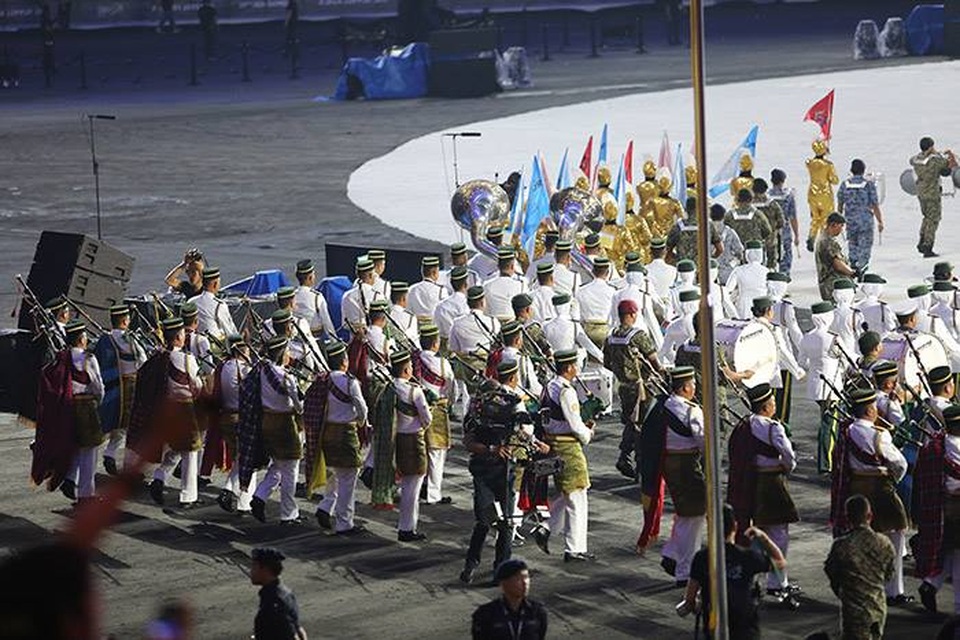 Lễ khai mạc SEA Games 29: Bữa tiệc đậm đà bản sắc văn hóa - 16
Dàn nhạc công phục vụ cho buổi lễ khai mạc đang tiến ra sân, ảnh: Q.H