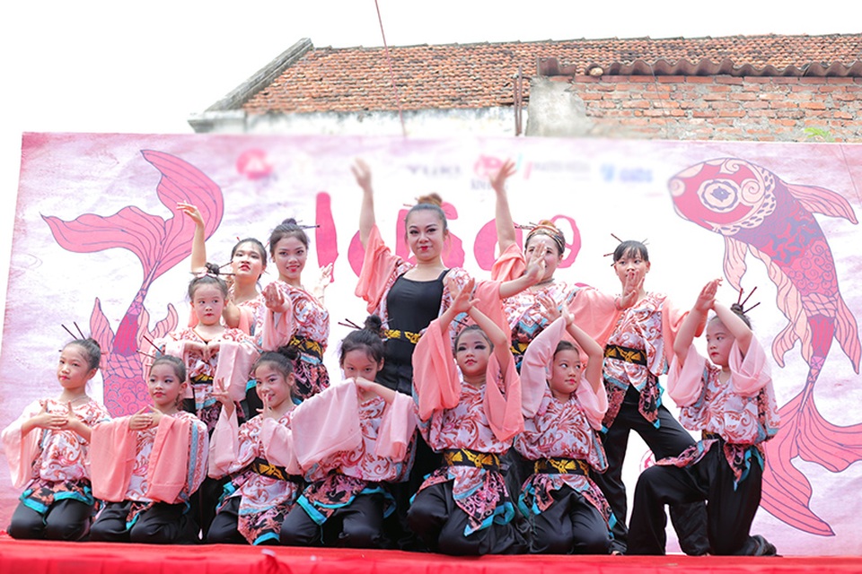 “Vũ công nhí” cuốn hút trong điệu múa Nhật Bản - 1
Vũ công bellydance Đỗ Hồng Hạnh và các học trò trong nhóm Ministars trong phần trình diễn với sự kết hợp giữa nghệ thuật múa bụng và văn hóa Nhật Bản.