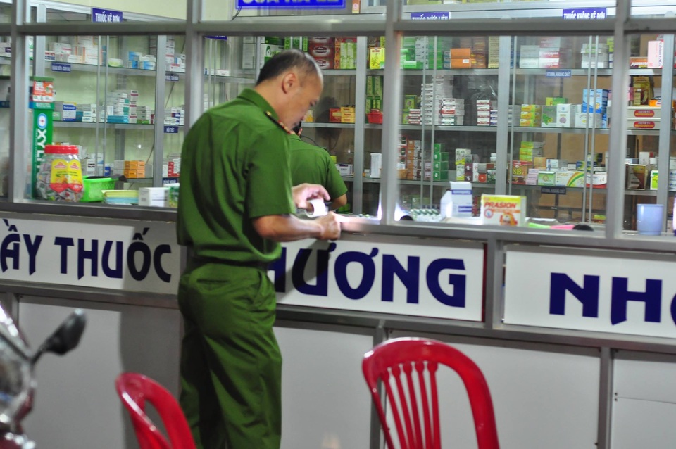 Lực lượng công an khám nghiệm hiện trường vụ việc.