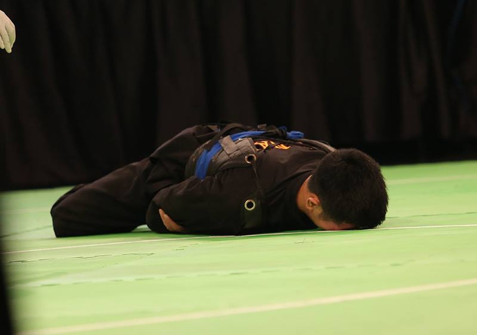 Nhật ký SEA Games 29 ngày 29/8: Pencak Silat giành ba tấm HCV - 19
Tuấn Anh đã nằm sàn sau đòn quật ngã của đối thủ, ảnh:Q.H
