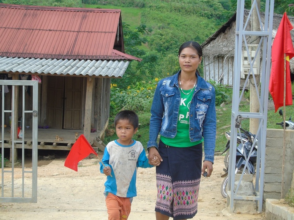 Quảng Bình: Thầy cô vượt rừng đón học sinh về trường dự lễ khai giảng - 2 Một em học sinh được mẹ đưa đến trường để dự lễ khai giảng