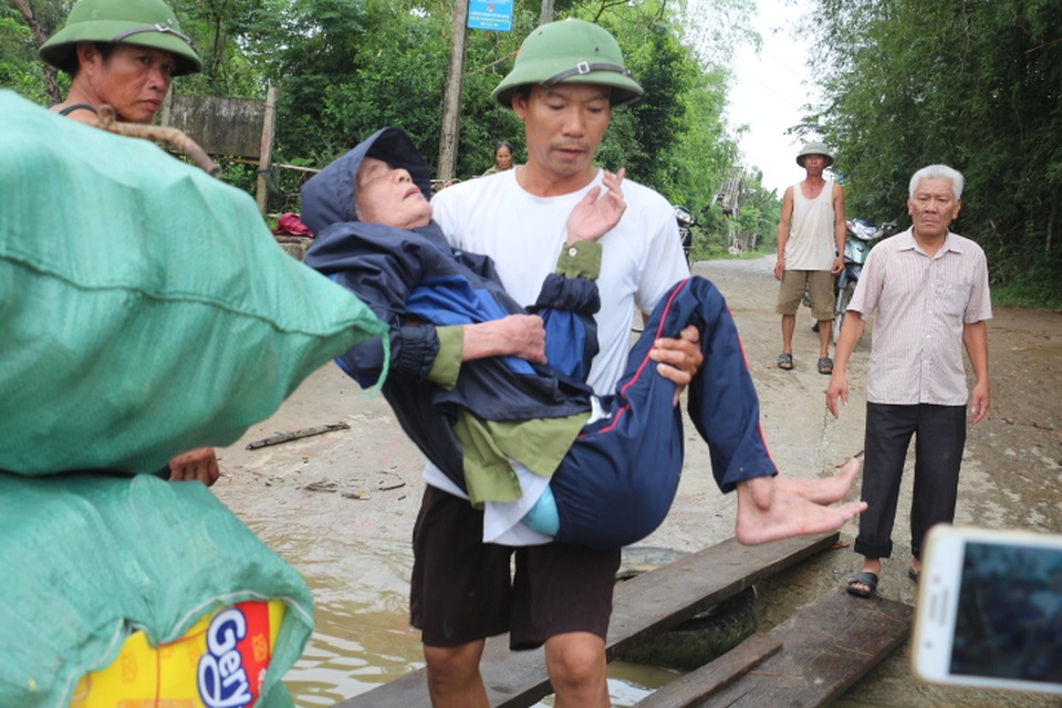 Chính quyền huyện Nghi Xuân và xã Xuân Giang đang giúp người dân ở ốc đảo Hồng Lam di chuyển người và tài sản về nơi an toàn