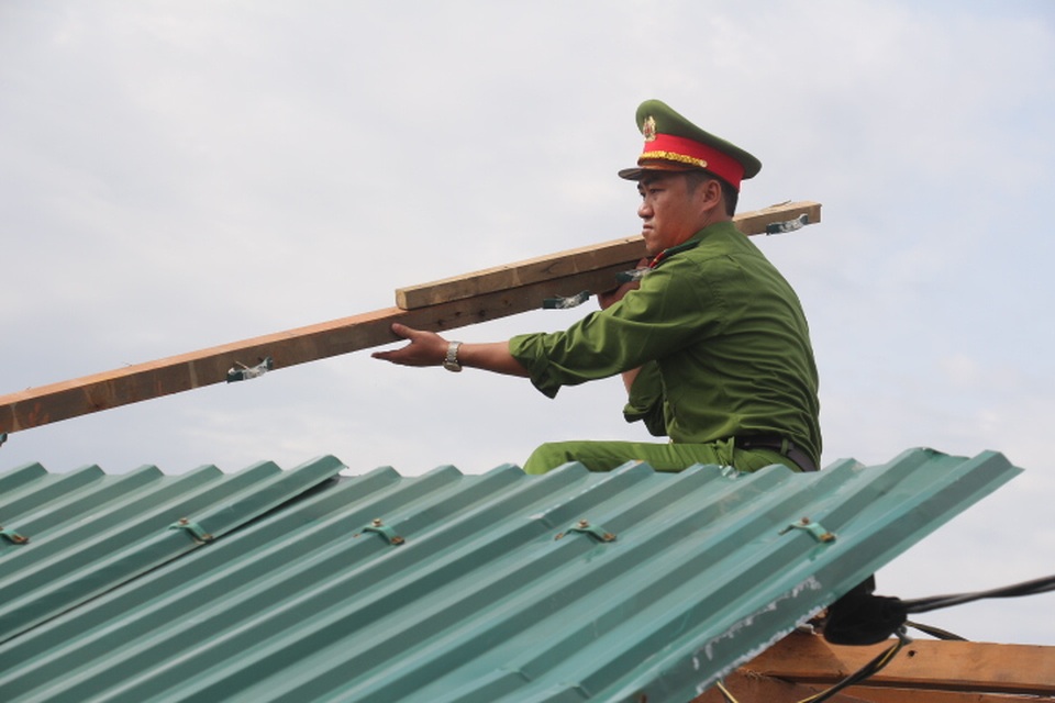 Công an, bộ đội hối hả giúp dân vùng tâm bão - 3 Công an, bộ đội hối hả giúp dân vùng tâm bão - 3