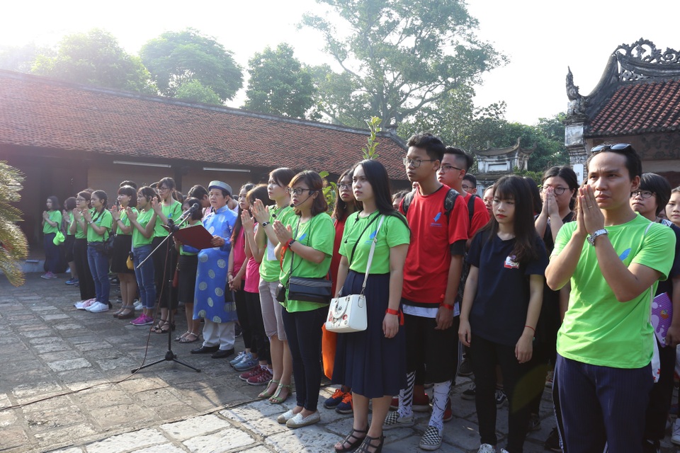 Học sinh thích thú với giờ thực hành môn Văn học tại Cổ Loa - 1
Giáo viên và học sinh nhà trường dâng hương trước đền thờ An Dương Vương