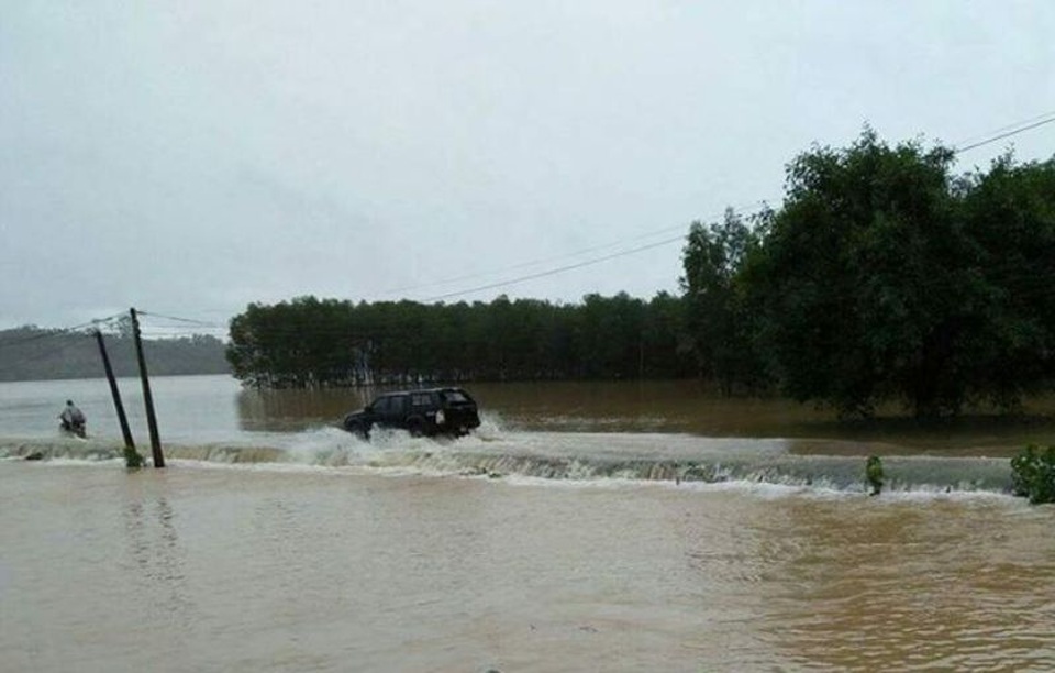 Sạt lở đất làm sập 2 ngôi nhà, hàng chục hộ dân phải di dời - 4 Nhiều tuyến đường tại xã Hòa Hải, huyện Hương Khê bị ngập