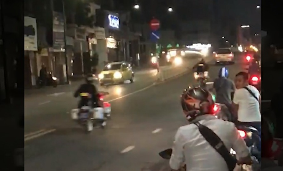Tài xế say xỉn tông xe đặc chủng của CSGT - 1 Lực lượng CSGT và CSCĐ truy đuổi ô tô bỏ trốn