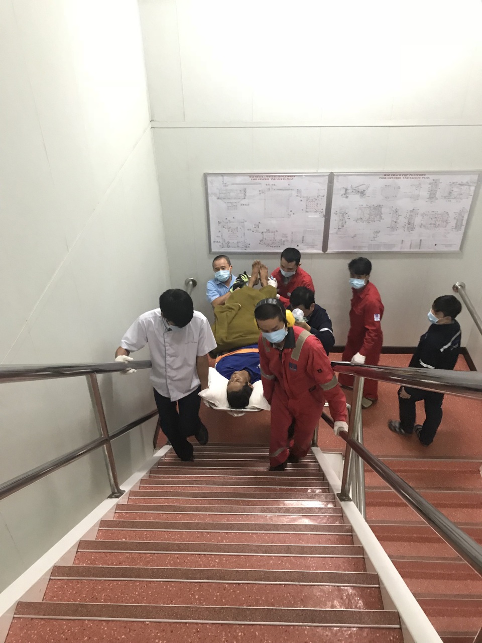 Giàn khai thác Hải Thạch cứu ngư dân bị hôn mê sâu trong đêm tối - 1
Chuyển nạn nhân lên bãi đậu trực thăng trên giàn PQP-HT