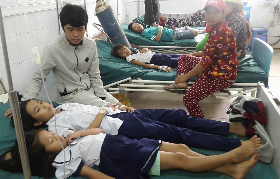 16 học sinh tiểu học nhập viện, nghi bị ngộ độc thực phẩm - 1 Các học sinh phải nhập viện để theo dõi.