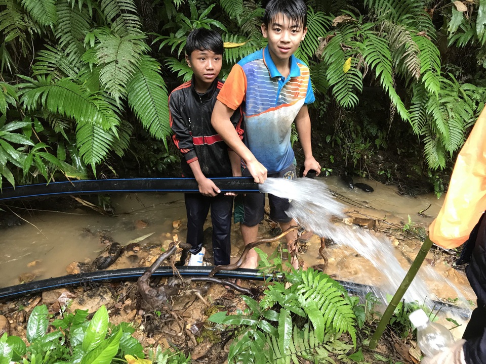 Thầy cô đội mưa rét đưa nước từ con suối Agrồng về cho học sinh - 1 Thầy cô cùng học sinh đưa nước về trường