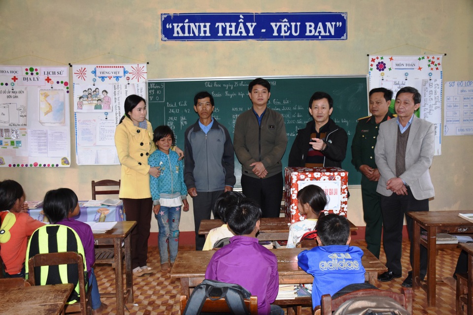Bí thư Tỉnh ủy Gia Lai biểu dương sự hy sinh thầm lặng của các thầy cô giáo đỉnh BYầu - 1
Bí thư Tỉnh ủy Gia Lai, ông Dương Văn Trang biểu dương sự hy sinh thầm lặng của các thầy cô giáo đỉnh BYầu.