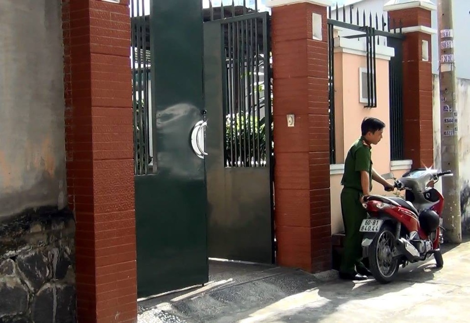 Bắt nguyên Tổng Giám đốc công ty xổ số Đồng Nai - 1 Lực lượng công an chuẩn bị khám xét nhà riêng của ông Nguyễn Văn Minh