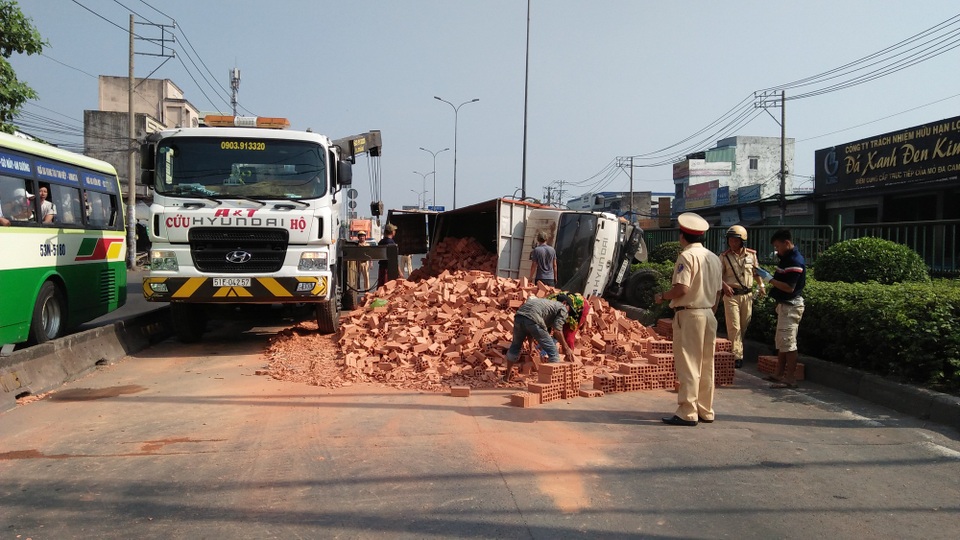 Hiện trường vụ tai nạn, làn đường dành cho ô tô bị phong tỏa