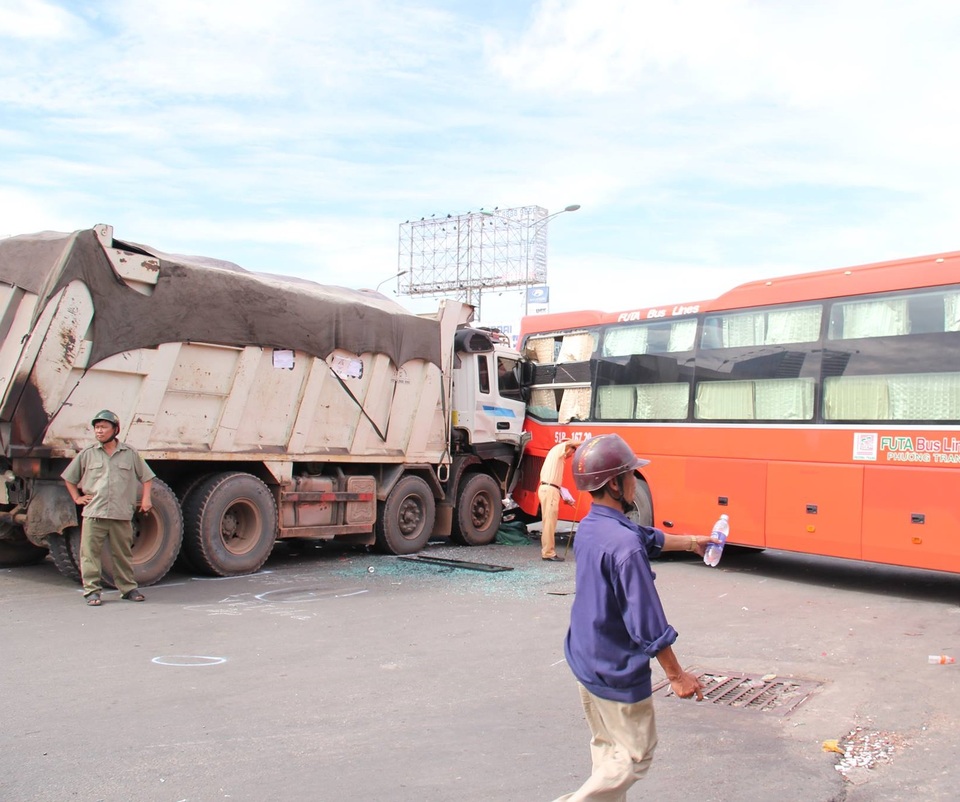 Phụ xe khách bị xe ben tông tử vong - 1
Hiện trường vụ tai nạn (biển số xe ben gây ra tai nạn được ai đó dùng giấy dán che lại, còn tài xế thì bỏ trốn khỏi hiện trường). (Ảnh:P.T)