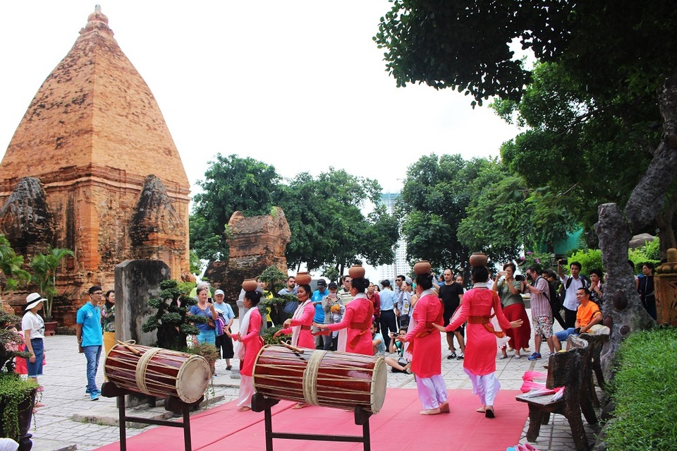 Tháp bà Ponagar: Nơi duy nhất đưa múa Chăm ra thế giới - 1 Múa Chăm luôn hấp dẫn du khách và làm cho di sản trở nên có hồn, giàu sức sống