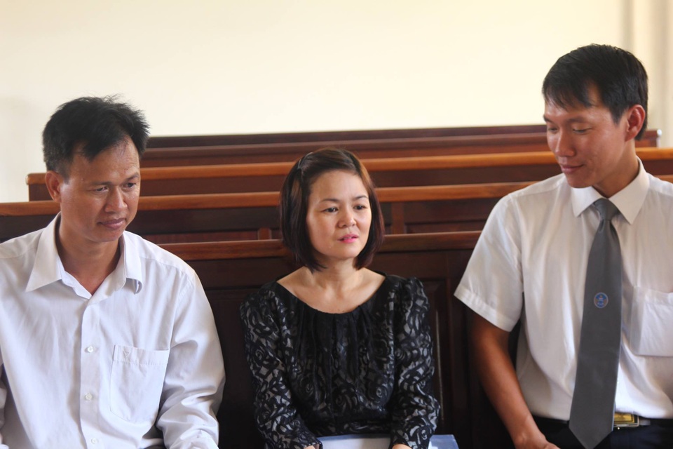 Đuổi việc trái luật, công ty phải bồi thường cho nhân viên hơn 800 triệu đồng - 1 Bà Nguyễn Thanh Uyển (ngồi giữa) cùng luật sư bảo vệ quyền lợi cho mình tại phiên tòa