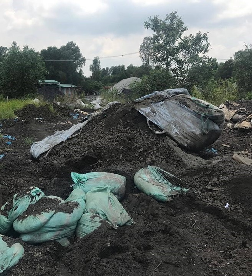 Gần 7 tấn xỉ than bị tài xế đổ trộm ra môi trường