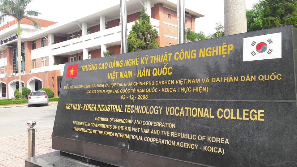 Vụ hiệu trưởng bị “tố” tham quyền, cố vị: UBND tỉnh Nghệ An thừa nhận căn cứ vào văn bản đã bị thay thế! - 2 Dù hết hai nhiệm kỳ, nhưng ông Nguyễn Duy Nam vẫn còn dẫn dắt tại Trường CĐ nghề kỹ thuật công nghiệp Việt Nam - Hàn Quốc.