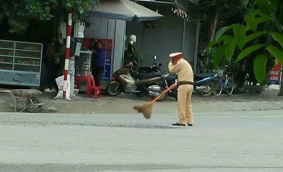 
Hình ảnh các cán bộ CSGT dọn dẹp đất đá rơi vãi trên đường được người dân ghi lại.
