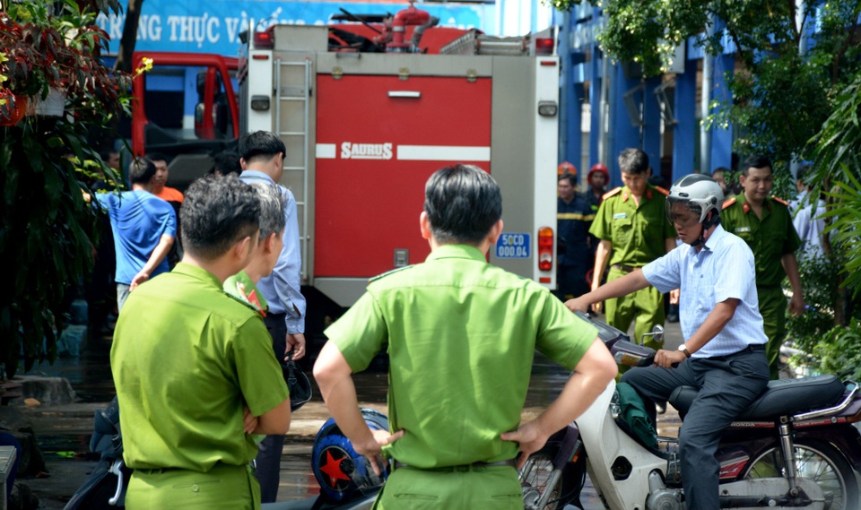 Lực lượng chức năng quận Tân Phú có mặt xử lý vụ hỏa hoạn