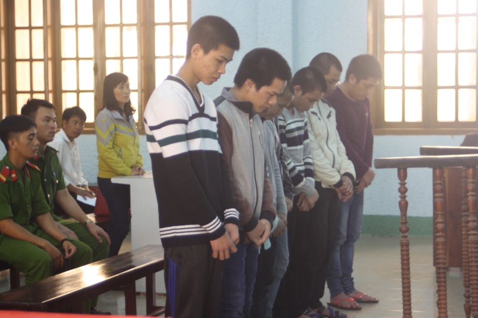 Xin gỗ không cho, rủ bạn nhậu đi chém chết cán bộ bảo vệ rừng - 1 Các bị cáo trước vành móng ngựa