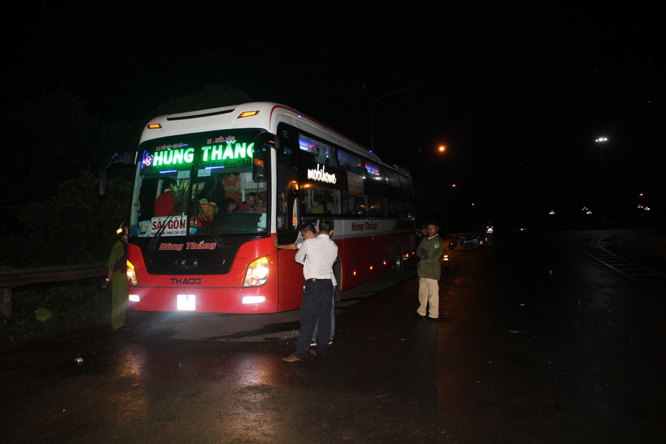 Chiếc xe khách bị nhóm thanh niên chặn