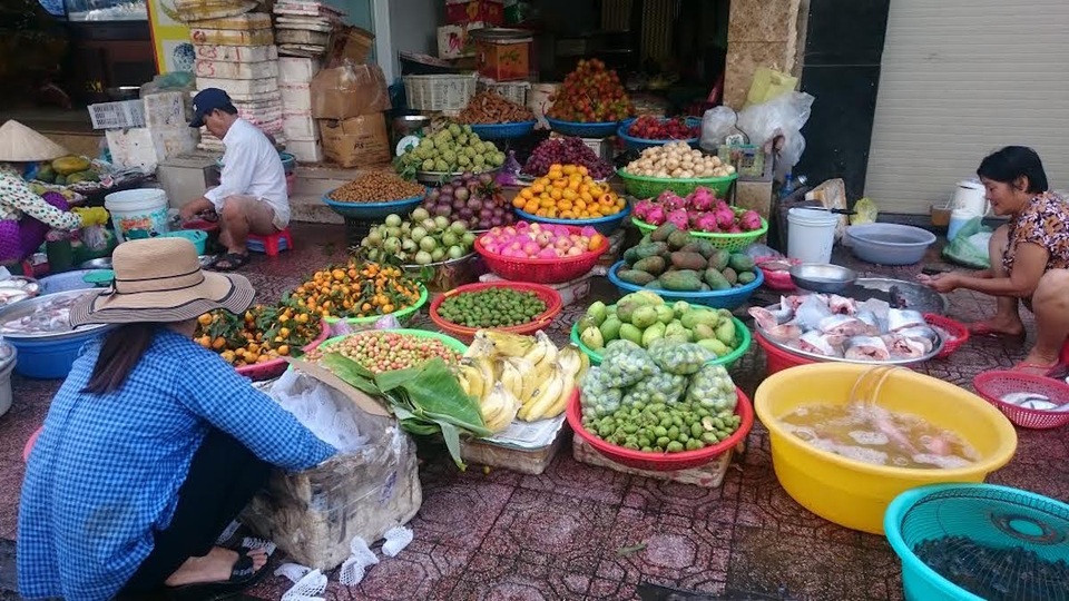 Cận Tết, thực phẩm đua nhau giảm giá - 1 Nhiều loại thực phẩm có xu hướng giảm giá trong những ngày qua