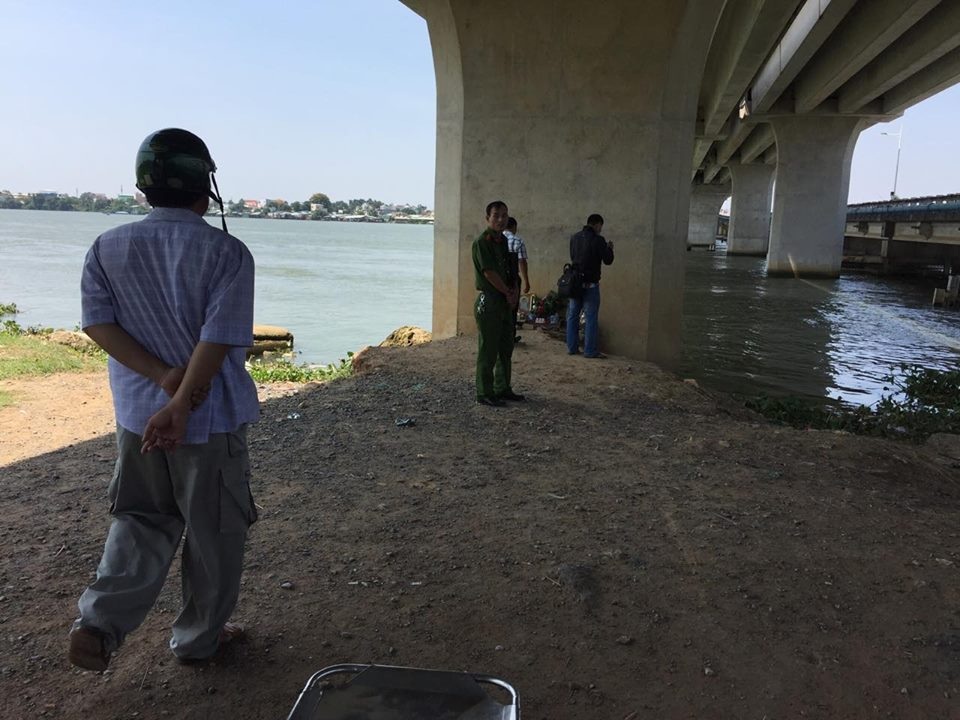 Thi thể nam thanh niên trôi trên sông - 1 Hiện trường nơi phát hiện thi thể