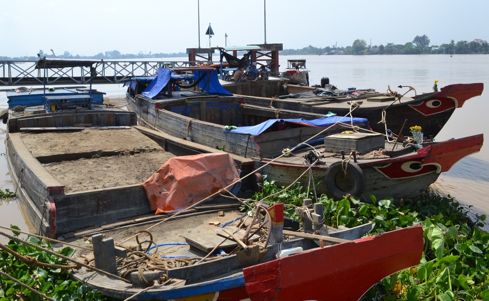 Giá cát tăng cao, “cát tặc” lộng hành - 1 Một vụ bơm hút cát trái phép bị lực lượng chức năng tỉnh Đồng Nai phát hiện bắt giữ.