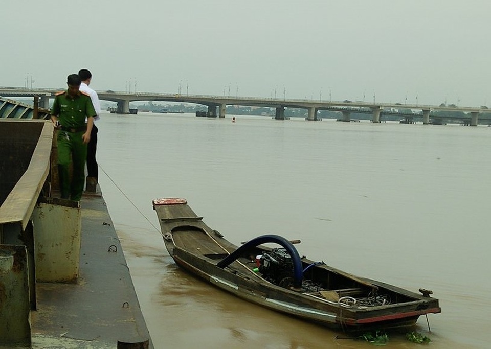 Công an nổ súng truy đuổi “cát tặc” - 1 Một ghe khai thác cát bị lực lượng công an tạm giữ.