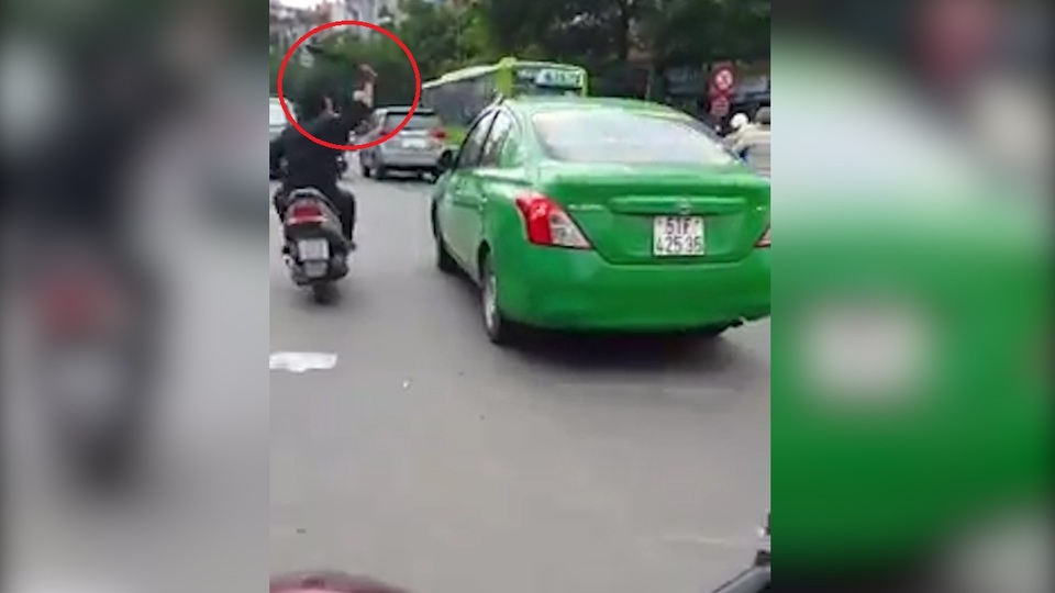 Nam thanh niên vung mã tấu chém bể kính hàng loạt ô tô trên phố - 1 Nam thanh niên cầm mã tấu chặt kiếng chiếu hậu của một ô tô đang lưu thông