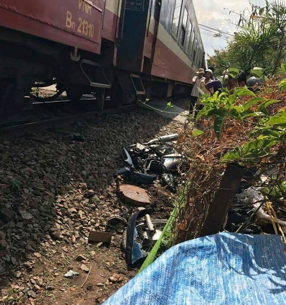 Người đàn ông bị tàu tông tử vong - 1 Chiếc xe máy bị tông nát