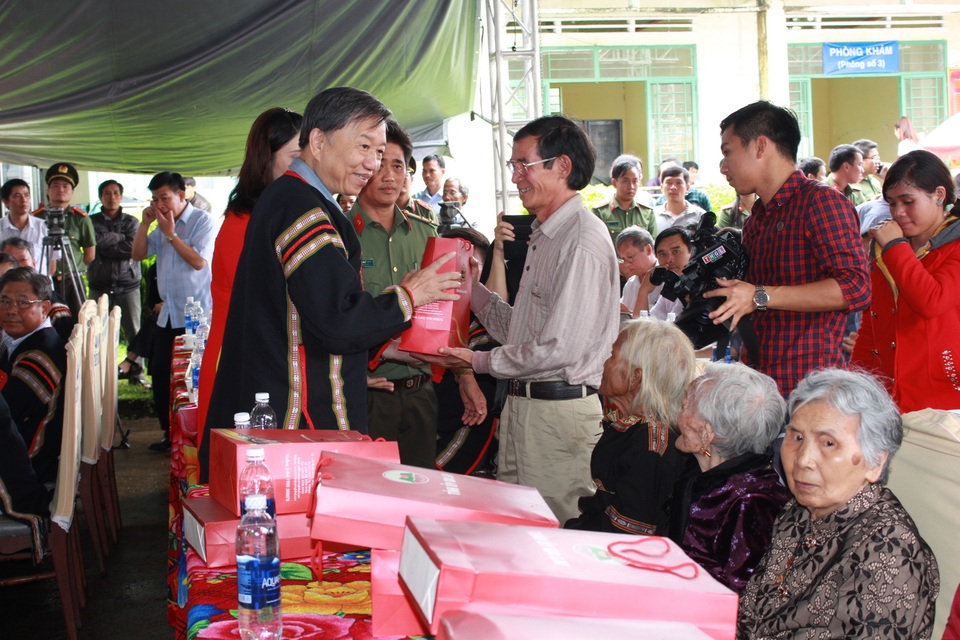 Thượng tướng Tô Lâm tặng quà cho thân nhân các Mẹ Việt Nam Anh hùng trên địa bàn tỉnh Gia Lai.