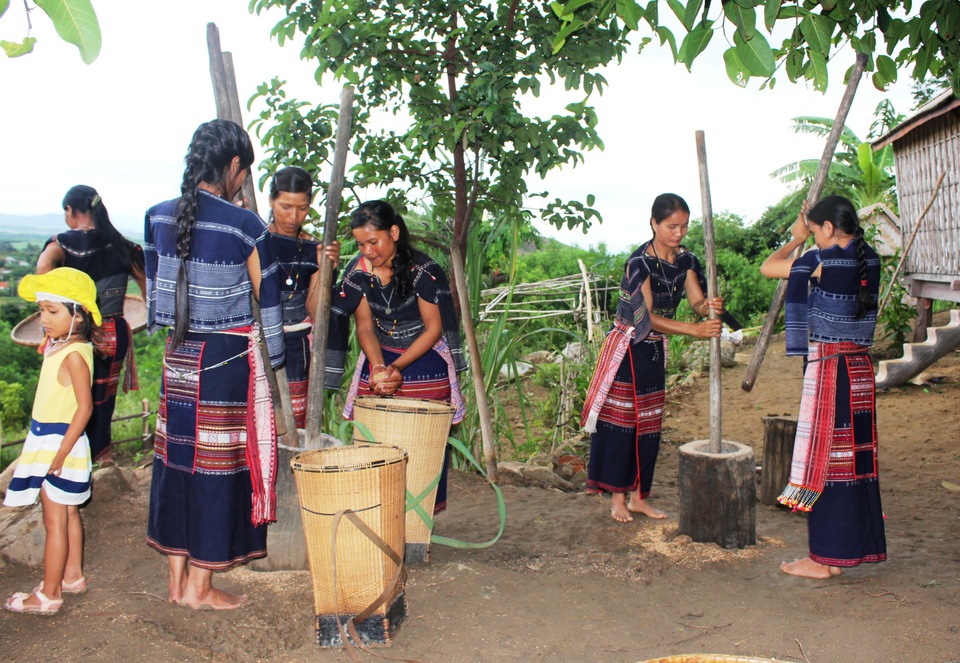 Mãn nhãn với màn múa cồng chiêng của người Banar - 1
Những thôn nữ Banar đang giã gạo
