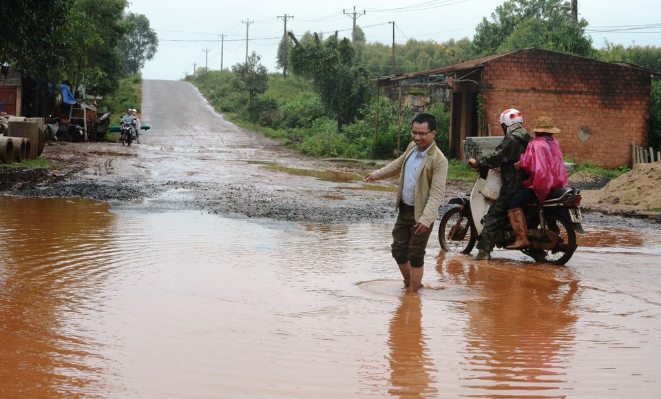 Đường biến thành sông, người dân vừa đi vừa...bơi! - 1 Đường biến thành sông, dân khốn khổ khi lưu thông