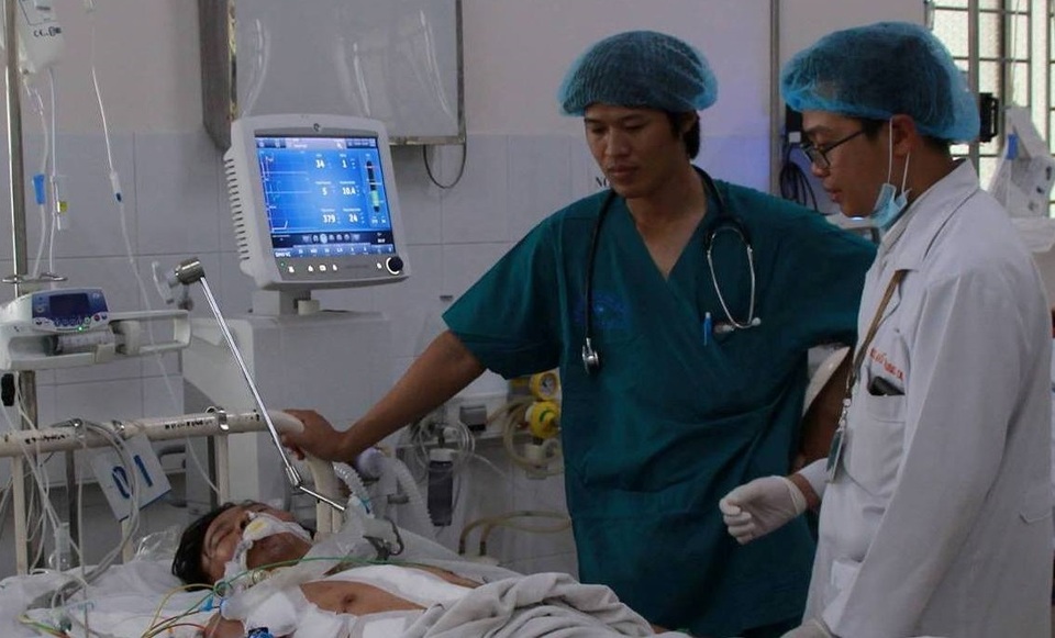 Cứu sống bệnh nhân bị vỡ tim - 1 Anh Lâm đang được các bác sĩ theo dõi chăm sóc sau ca phẫu thuật.