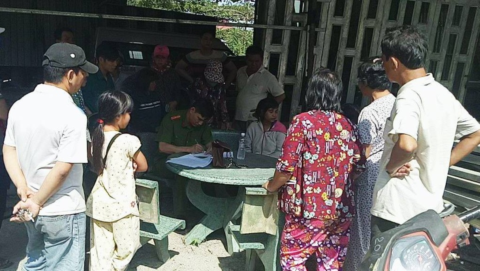 Lực lượng chức năng làm các thủ tục bàn giao thi thể nạn nhân cho gia đình.