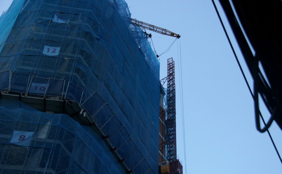 Tay cần cẩu chúi ra phía ngoài đường, treo lơ lửng nhiều giờ khiến nhiều người phải rùng mình