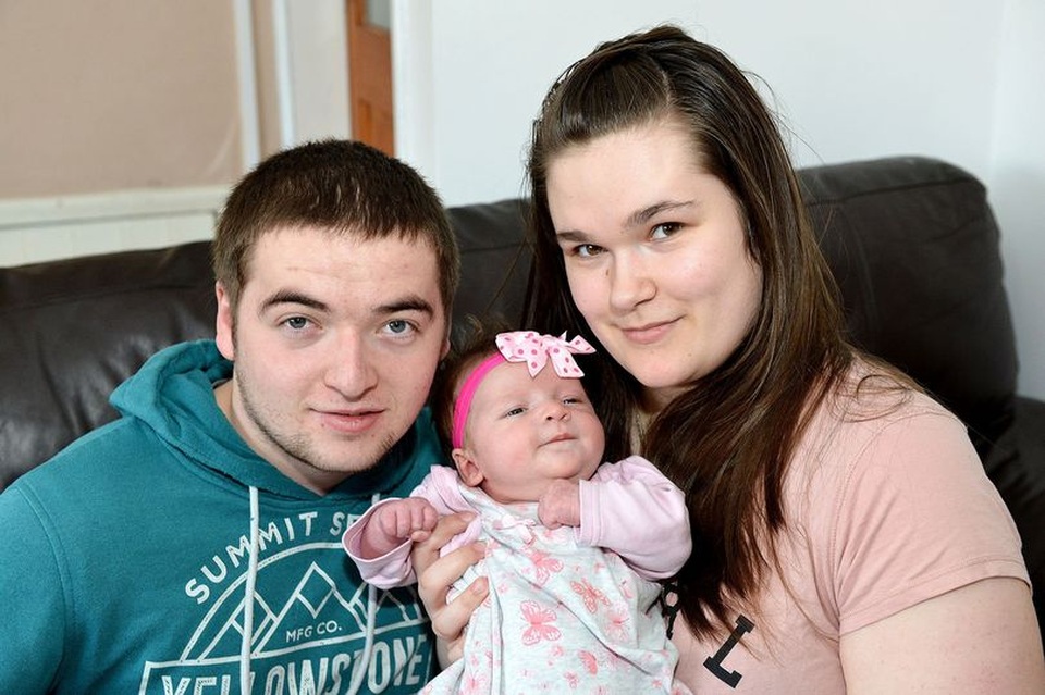 
Bé Dana cùng cha và mẹ
