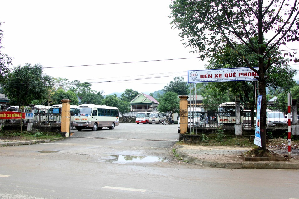 20 nhà xe đình công phản đối xe "dù" - 1 Bến xe huyện Quế phong nơi có hàng chục nhà xe nghỉ chạy để đình công